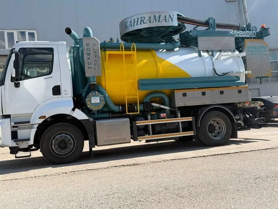 Ümraniye Acil Vidanjör hizmeti veren Ümraniye Vidanjör'e ait vidanjör aracının fotoğrafı