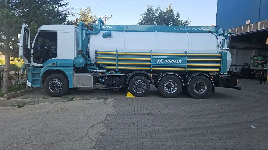Ümraniye En Yakın Vidanjör hizmeti veren Ümraniye Vidanjör'e ait vidanjör aracının fotoğrafı